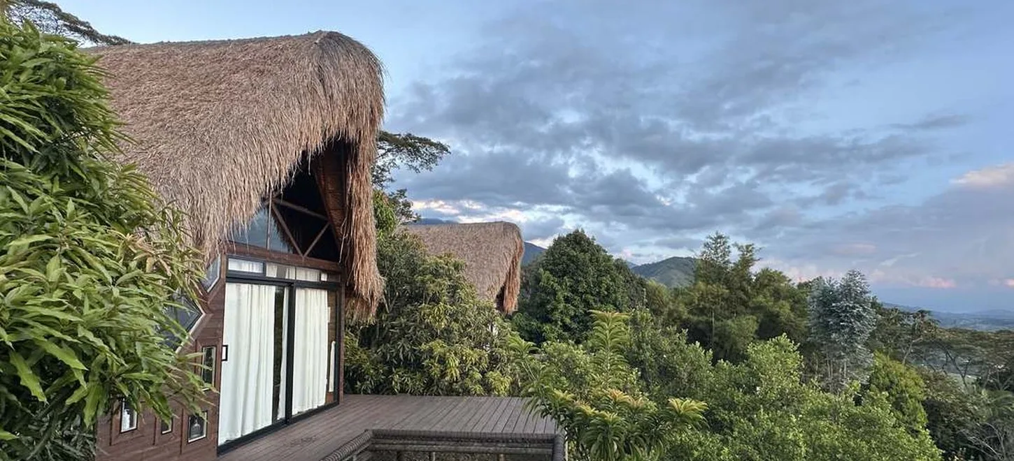 Hütten von Casa Guala mit Blick über das Valle del Cauca